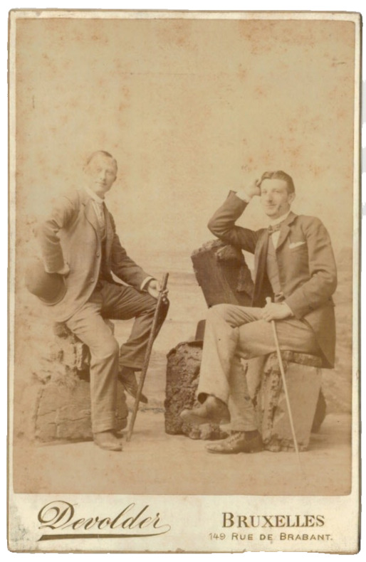 Deux hommes au bord de la mer. Photographie Devolder, Bruxelles ( Belgique) 1887. 