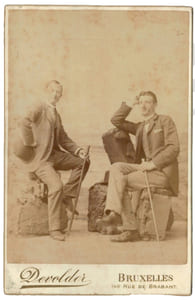 Deux hommes au bord de la mer. Photographie Devolder, Bruxelles ( Belgique) 1887
