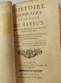 Histoire sommaire de la Ville de Bayeux, Précédé d'un Discours préliminaire sur le Diocèse de ce Nom, suivi du Procès-verbal des Ravages commis par les Protestants en 1562 et 1563, et, en seconde pièce, l'Etat de tous les Bénéfices du Diocèse. Ce Pouillé est connu sous le nom de "Livre Pelut"