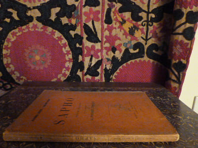 Sapho, pièce en cinq actes tirée du roman de Alphonse Daudet. Représenté pour la première fois au théâtre du gymnase le 18 décembre 1885, et reprise au Grand-Théâtre le 12 novembre 1892.