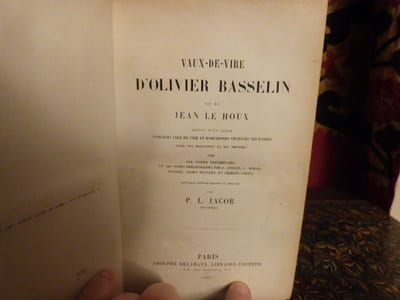 Vaux-de-Vire suivis d'un choix d'anciens vaux-de-Vire et d'anciennes chansons normandes, tirés des manuscrits et des imprimés, avec une notice préliminaire et des notes philologiques par A. Asselin, L. Dubois, Pluquet, Julien Travers et Charles Nodier.
