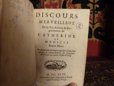 Discours merveilleux de la vie actions et deportemens de Catherine de Médicis Royne Mère, Déclarant tous les moyens qu'elle a tenus pour usurper le gouvernement du royaume de France & ruiner l'estat d'iceluy.