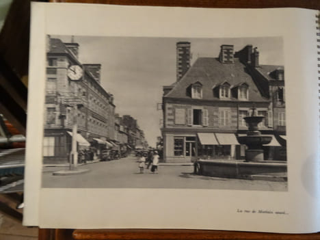 Saint-Hilaire-du-Harcouet, Le Marché dans les Ruines. . undefined