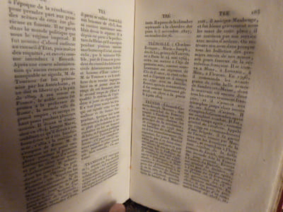 Histoire biographique des pairs, depuis la restauration jusqu'à l'époque actuelle, précédée d'un essai sur l'institution et l'influence de la pairie en France par C.-O. Barbaroux.