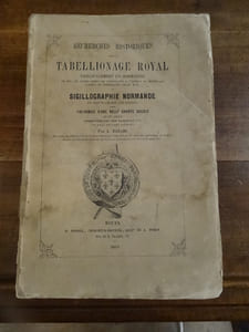 Recherches Historiques sur le Tabellionage Royal principalement en Normandie et sur les divers modes de contracter à l'époque du moyen-âge d'après de nombreuses pièces M.SS. et Sigillographie Normande en XIV planches (183 sceaux) avec fac-similé d'une belle charte ducale du XI siècle  commentée par Dom Tassin en 1758 en deux lettres inédites.
