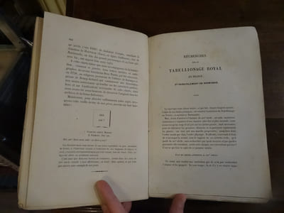 Recherches Historiques sur le Tabellionage Royal principalement en Normandie et sur les divers modes de contracter à l'époque du moyen-âge d'après de nombreuses pièces M.SS. et Sigillographie Normande en XIV planches (183 sceaux) avec fac-similé d'une belle charte ducale du XI siècle  commentée par Dom Tassin en 1758 en deux lettres inédites.
