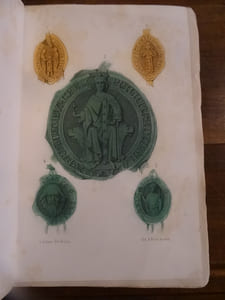 Recherches Historiques sur le Tabellionage Royal principalement en Normandie et sur les divers modes de contracter à l'époque du moyen-âge d'après de nombreuses pièces M.SS. et Sigillographie Normande en XIV planches (183 sceaux) avec fac-similé d'une belle charte ducale du XI siècle  commentée par Dom Tassin en 1758 en deux lettres inédites.
