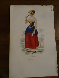 Lithographie XIXème en couleurs représentant une Dame de la Haute société de Java.