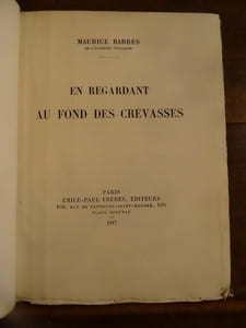 En regardant au fond des crevasses.