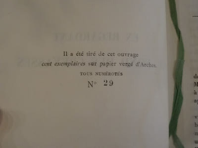 En regardant au fond des crevasses.