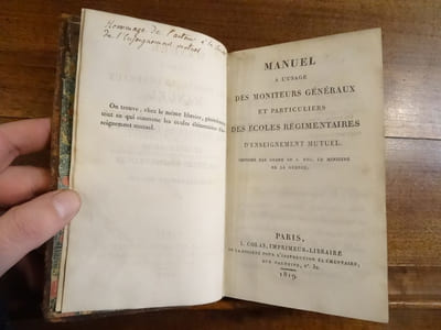  Manuel à l'usage des moniteurs généraux et particuliers des écoles régimentaires d'enseignement mutuel. Imprimé par Ordre de s. Exc. le Ministre de la guerre.