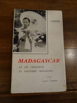 Madagascar et les croyances et coutumes malgaches, préface de Jean d'Esme.
. Randrianarisoa