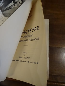 Madagascar et les croyances et coutumes malgaches, préface de Jean d'Esme.
. Randrianarisoa