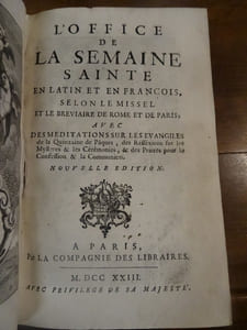 L'Office de la Semaine Sainte en latin et en françois, selon le Missel et le Bréviaire de Rome et de Paris, avec des méditations sur les Evangiles de la Quinzaine de Pâques, des Réflexions sur les Mystères & les Cérémonies, & des Prières pour la Concession & la Communion.