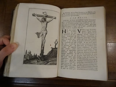 L'Office de la Semaine Sainte en latin et en françois, selon le Missel et le Bréviaire de Rome et de Paris, avec des méditations sur les Evangiles de la Quinzaine de Pâques, des Réflexions sur les Mystères & les Cérémonies, & des Prières pour la Concession & la Communion.