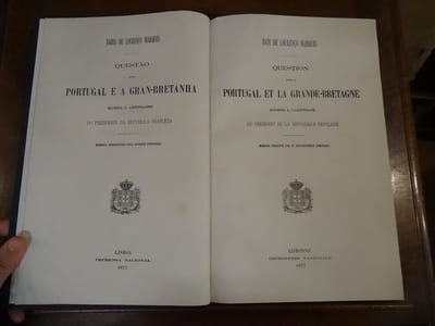 Bahia de Lourenço Marques. Questao entre Portugal e a Gran-Bretanha sujeita a arbitragem do presidente da republica franceza. Memoria apresentada pelo governo portuguez. Baie de Lourenço Marques. Question entre le Portugal et la Grande-Bretagne soumise à l'arbitrage du président de la république française.  Mémoire présenté par le gouvernement portugais. Tome II: Segunda memoria do governo potuguez (replica a memoria ingleza). Deuxième mémoire du gouvernement portugais (réplique au mémoire anglais).