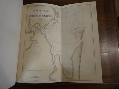 Bahia de Lourenço Marques. Questao entre Portugal e a Gran-Bretanha sujeita a arbitragem do presidente da republica franceza. Memoria apresentada pelo governo portuguez. Baie de Lourenço Marques. Question entre le Portugal et la Grande-Bretagne soumise à l'arbitrage du président de la république française.  Mémoire présenté par le gouvernement portugais. Tome II: Segunda memoria do governo potuguez (replica a memoria ingleza). Deuxième mémoire du gouvernement portugais (réplique au mémoire anglais).