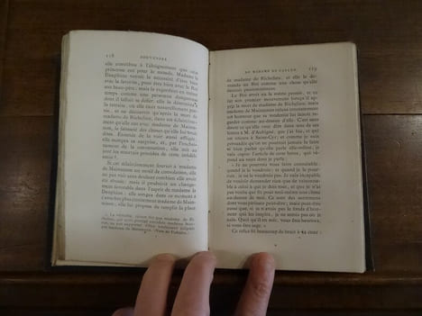 Souvenirs de la Marquise de Caylus. Nouvelle édition soigneusement revue sur les meilleurs textes, contenant la préface et les notes de Voltaire. Avec ...