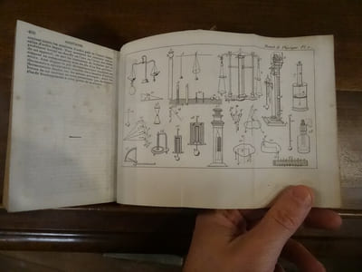 Nouveau manuel complet de physique, ou élémens abrégés cette science, mis à la portée des gens du monde et des étudians, contenant l'exposé complet et méthodique des propriétés générales des corps solides, liquides et aériformes, ainsi que les phénomènes du son; suivi de la nouvelle théorie de la lumière dans le système des ondulations, et de celle de l'électricité et du magnétisme réunis.


