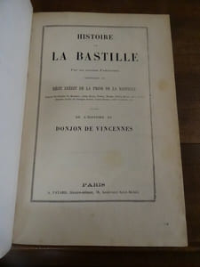 Histoire de la Bastille par un ancien Publiciste, contenant un récit inédit de la prise de la Bastille. D'après les travaux de Michelet, Louis Blanc, Thiers, Mignet, Pétrus Borel etc.; et les récentes édtudes de Georges Avenel, Louis Combes, Jules Claretie, etc. Suivie de l'Histoire du donjon de Vincennes par Camille Leynadier.
