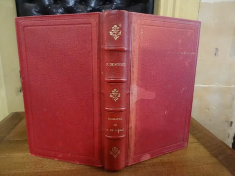 Biographie de Alfred de Musset, sa vie et ses oeuvres. Avec fragments inédits en prose et en vers et lettres inédites.. Musset, Paul de.