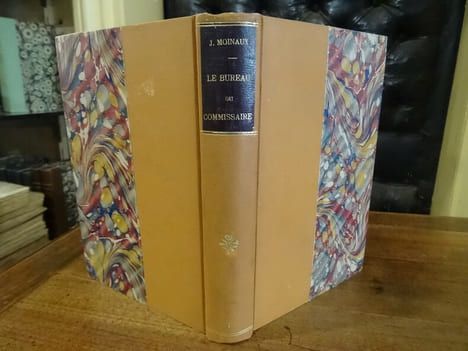 Le Bureau du commissaire. Préface par M. Alexandre Dumas fils.. Moinaux, Jules.