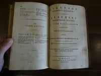 Aeschyli Septem Contra Thebas. Ad fidem manuscriptorum emendavit notas et glossarium. Adjecit Carolus Jacobus Blomfield A. M. Collegii ss. Trinitatis apud cantabrigienses nuper socius. Accedunt Thomae Tyrwhitti Conjecturae In Aeschylum. Suivi de Aeschyli Prometheus Vinctus. Ad fidem manuscriptorum emendavit notas et glossarium. Adjecit Carolus Jacobus Blomfield A. M. Collegii ss. Trinitatis apud cantabrigienses nuper socius. Editio emendator petri elmsleii annotationibus aucta indicibusque instructa.