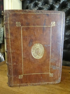 Institutionum civilium libri quatuor, una cum accursii commentariis, ac multorum iuris doctorum annotationibus, iam recens maiore cura, quam unquam antehac, cum in textu, cim in glosis ab Aegidio Perrino fori ecclesiastici Iosaîensis apud luteciam praetore emendati, Scholiis que illustrati. Exemplaire Aux armes de de la Famille Jouven.