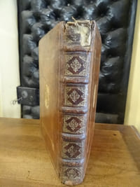 Institutionum civilium libri quatuor, una cum accursii commentariis, ac multorum iuris doctorum annotationibus, iam recens maiore cura, quam unquam antehac, cum in textu, cim in glosis ab Aegidio Perrino fori ecclesiastici Iosaîensis apud luteciam praetore emendati, Scholiis que illustrati. Exemplaire Aux armes de de la Famille Jouven.