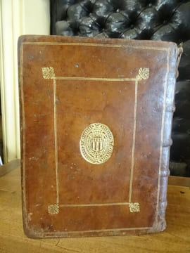 Institutionum civilium libri quatuor, una cum accursii commentariis, ac multorum iuris doctorum annotationibus, iam recens maiore cura, quam unquam ...