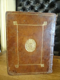 Institutionum civilium libri quatuor, una cum accursii commentariis, ac multorum iuris doctorum annotationibus, iam recens maiore cura, quam unquam antehac, cum in textu, cim in glosis ab Aegidio Perrino fori ecclesiastici Iosaîensis apud luteciam praetore emendati, Scholiis que illustrati. Exemplaire Aux armes de de la Famille Jouven.