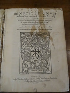 Institutionum civilium libri quatuor, una cum accursii commentariis, ac multorum iuris doctorum annotationibus, iam recens maiore cura, quam unquam antehac, cum in textu, cim in glosis ab Aegidio Perrino fori ecclesiastici Iosaîensis apud luteciam praetore emendati, Scholiis que illustrati. Exemplaire Aux armes de de la Famille Jouven.