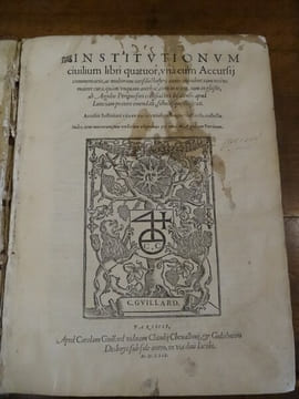 Institutionum civilium libri quatuor, una cum accursii commentariis, ac multorum iuris doctorum annotationibus, iam recens maiore cura, quam unquam ...