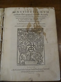 Institutionum civilium libri quatuor, una cum accursii commentariis, ac multorum iuris doctorum annotationibus, iam recens maiore cura, quam unquam antehac, cum in textu, cim in glosis ab Aegidio Perrino fori ecclesiastici Iosaîensis apud luteciam praetore emendati, Scholiis que illustrati. Exemplaire Aux armes de de la Famille Jouven.