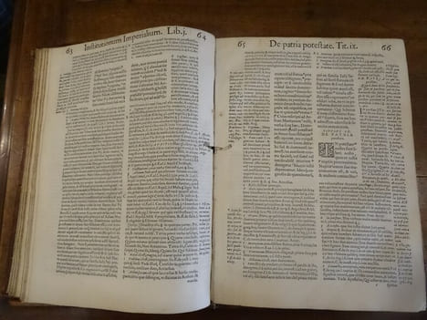 Institutionum civilium libri quatuor, una cum accursii commentariis, ac multorum iuris doctorum annotationibus, iam recens maiore cura, quam unquam ...
