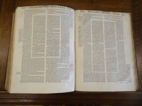 Institutionum civilium libri quatuor, una cum accursii commentariis, ac multorum iuris doctorum annotationibus, iam recens maiore cura, quam unquam ...