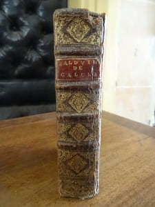 De Calceo antiquo, et Jul. Nigronus de Caliga veterum. Acceserunt et Q. Sept. F l. Tertulliani, Cl Salmasi & A Rubeni scriptus plurima ejusdem argumenti In his scriptores vetere quamplurimi explicantur, & emendantur, nec non res ipsae adjectis aeneis figuris illustrantur. Titre de la 2ème partie: "Genuensis de Caliga Veterum, Dissertatio subseciva. Qua declaratur, quid ea sit Latinia scriptoribus, in Sacra Scriptura, Iure Civili, ac Lapidibus vetustis. Editio novissima aucta, emendata, & figuris aenis exornata.
