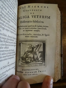 De Calceo antiquo, et Jul. Nigronus de Caliga veterum. Acceserunt et Q. Sept. F l. Tertulliani, Cl Salmasi & A Rubeni scriptus plurima ejusdem argumenti In his scriptores vetere quamplurimi explicantur, & emendantur, nec non res ipsae adjectis aeneis figuris illustrantur. Titre de la 2ème partie: "Genuensis de Caliga Veterum, Dissertatio subseciva. Qua declaratur, quid ea sit Latinia scriptoribus, in Sacra Scriptura, Iure Civili, ac Lapidibus vetustis. Editio novissima aucta, emendata, & figuris aenis exornata.
