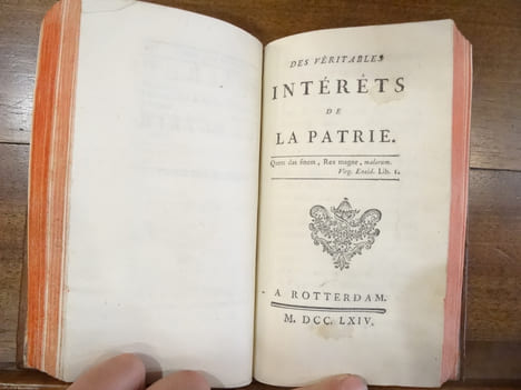 Les Caractères. Avec relié à la suite : Des véritables intérêts de la Patrie.. Anonyme [Puisieux, Madeleine de], Anonyme [de Forges]
