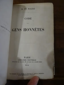 Traité de la vie élégante. Suivi de "Code des gens honnêtes" de Balzac. Suivi de "Théorie de la démarche" de Balzac. Suivi de "Petits châteaux de Bohème. Prose et Poésie" de Gérard de Nerval.
