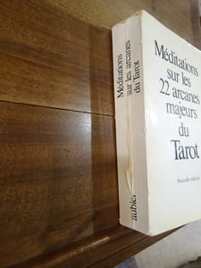 Méditations sur les 22 arcanes majeurs du tarot. avant propos de Hans Urs von Balthasar, préface de Robert Spaemann.