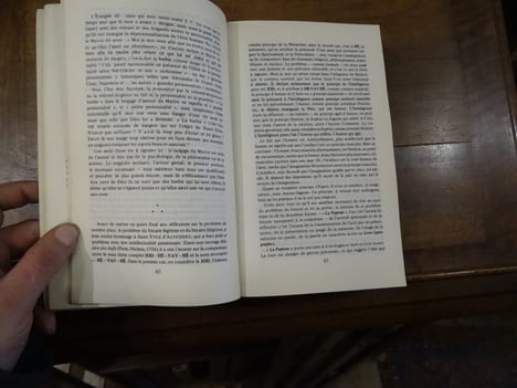 Méditations sur les 22 arcanes majeurs du tarot. avant propos de Hans Urs von Balthasar, préface de Robert Spaemann.. Anonyme