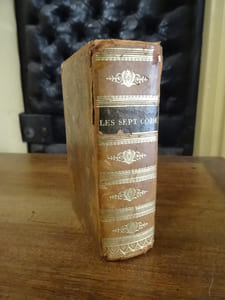 Les Sept Codes, Avec indication de leurs dispositions corrélatives et rapport entre eux, augmentés de la charte constitutionnelle, du tarif des frais de justice, de la loi sur le sacrilège, d'un choix des autres lois, décrets, ordonnances, formant le complément de la législation civile, commerciale et criminelle et d'une table des matières.