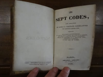 Les Sept Codes, Avec indication de leurs dispositions corrélatives et rapport entre eux, augmentés de la charte constitutionnelle, du tarif des frais de justice, de la loi sur le sacrilège, d'un choix des autres lois, décrets, ordonnances, formant le complément de la législation civile, commerciale et criminelle et d'une table des matières.