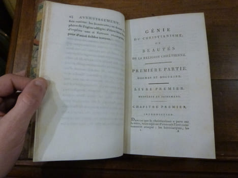 Génie du Christianisme ou Beautés de la Religion Chrétienne. Suivi de "Défense du Génie du Christianisme".
. Chateaubriand, François-Auguste [au lieu ...