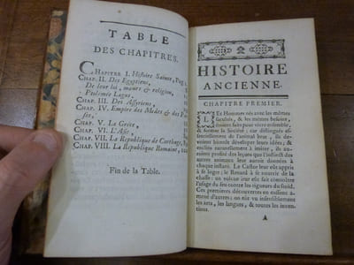 Divisions historiques et chronologiques de l'Histoire Ancienne, pour en faciliter l'intelligence & la mémoire aux enfans. Suivi de "Examen du Discours qui a remporté le Prix de l'Académie Françoise, l'an 1760; ou Lettre à M. Thomas, Professeur au Collège de Beauvais.