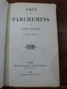 Sacs et parchemins.
