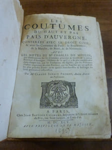 Les Coutumes du haut et bas pais d'Auvergne, conferées avec le droit civil, & avec les Coutumes de paris, de Bourbonnois, de la Marche, de Berri, & de Nivernois. Avec les nots de Me Charles du Moulin, des Observations sur les Coutumes générales & locales de la même Province d'Auvergne: l'Histoire de ce qu'il y a de plus considérablé dans chaque lieu, par les Fondations des Eglises, par les Personnes illustres originaires de cette Province, par les Familles qui ont possédé les plus grandes Terres: & quelles Senéchaussées & Bailliages les lieux particuliers ressortissent.