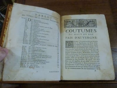 Les Coutumes du haut et bas pais d'Auvergne, conferées avec le droit civil, & avec les Coutumes de paris, de Bourbonnois, de la Marche, de Berri, & de Nivernois. Avec les nots de Me Charles du Moulin, des Observations sur les Coutumes générales & locales de la même Province d'Auvergne: l'Histoire de ce qu'il y a de plus considérablé dans chaque lieu, par les Fondations des Eglises, par les Personnes illustres originaires de cette Province, par les Familles qui ont possédé les plus grandes Terres: & quelles Senéchaussées & Bailliages les lieux particuliers ressortissent.