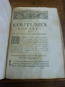 Les Coutumes du haut et bas pais d'Auvergne, conferées avec le droit civil, & avec les Coutumes de paris, de Bourbonnois, de la Marche, de Berri, & de Nivernois. Avec les nots de Me Charles du Moulin, des Observations sur les Coutumes générales & locales de la même Province d'Auvergne: l'Histoire de ce qu'il y a de plus considérablé dans chaque lieu, par les Fondations des Eglises, par les Personnes illustres originaires de cette Province, par les Familles qui ont possédé les plus grandes Terres: & quelles Senéchaussées & Bailliages les lieux particuliers ressortissent.